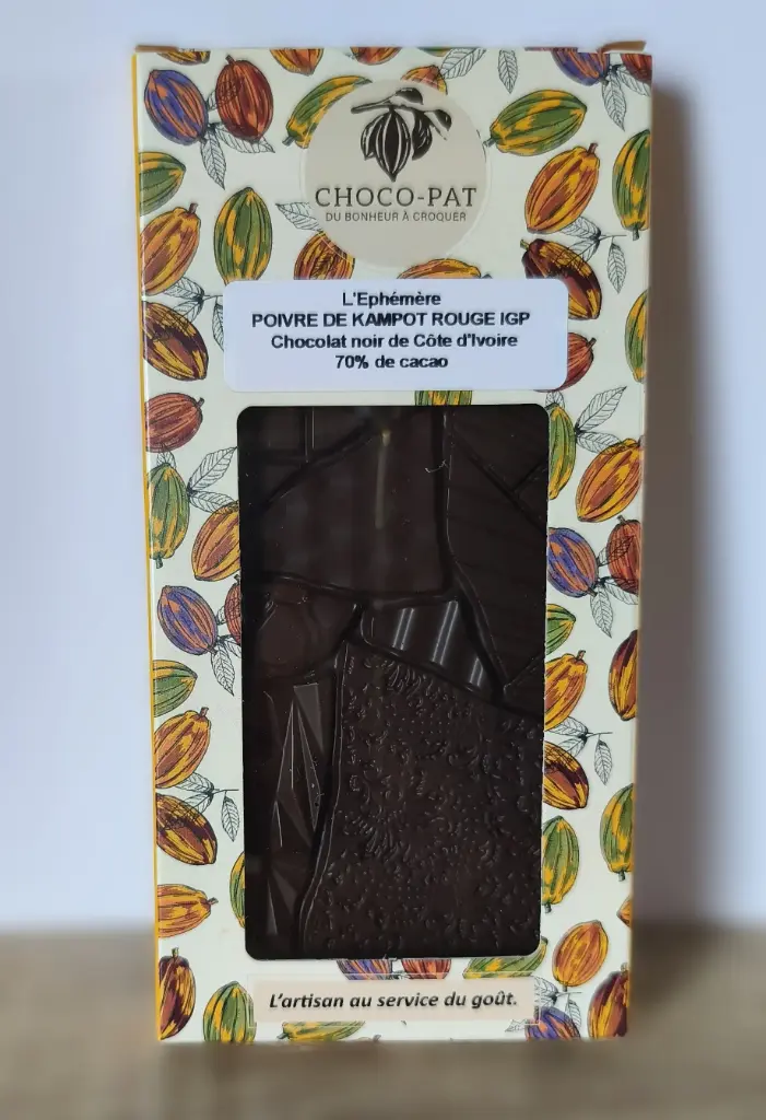 Chocolat noir 70% de cacao au poivre de Kampot rouge.